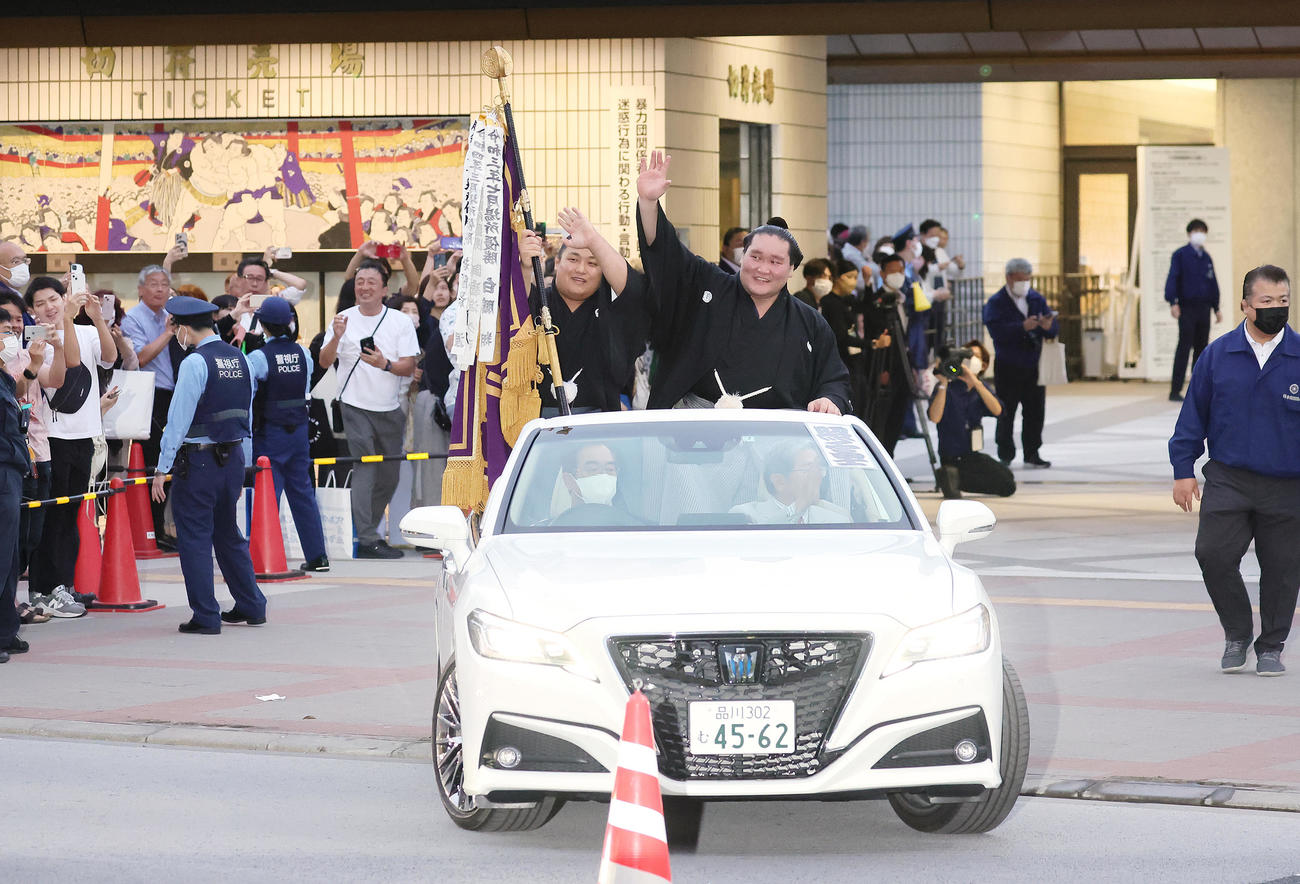 優勝パレードへと向かう照ノ富士（右）。旗手翠富士（撮影・足立雅史）