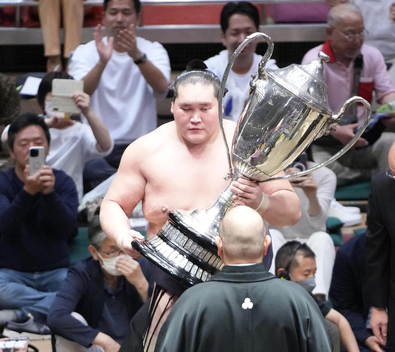 幕内優勝を果たし八角理事長（手前）から賜杯を受け取る照ノ富士（撮影・小沢裕）
