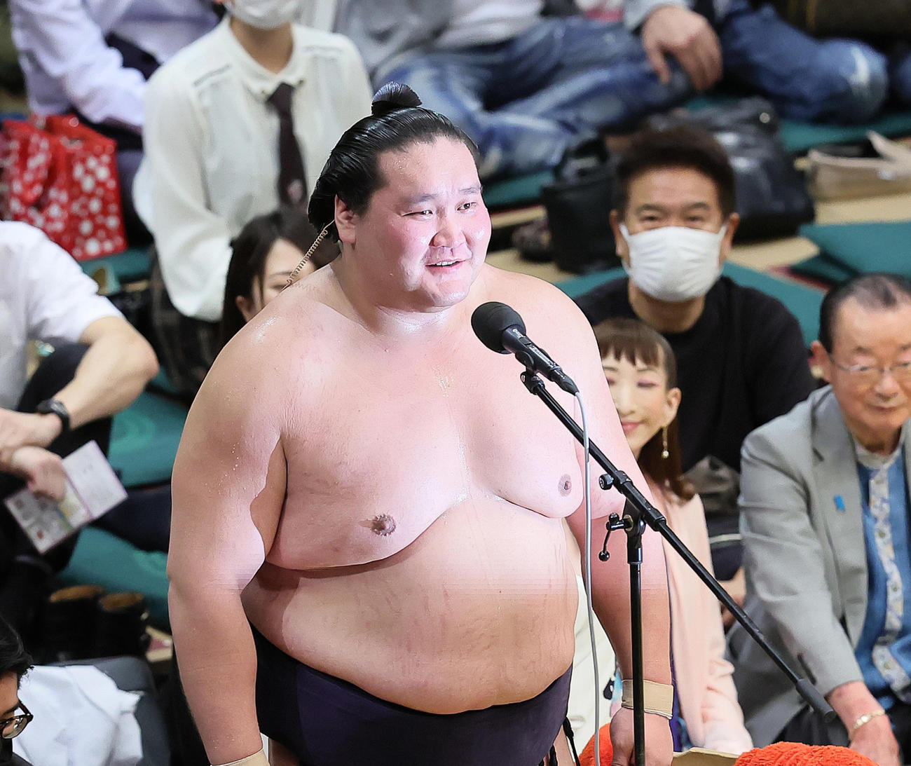 優勝インタビューで笑顔を見せる照ノ富士（撮影・足立雅史）