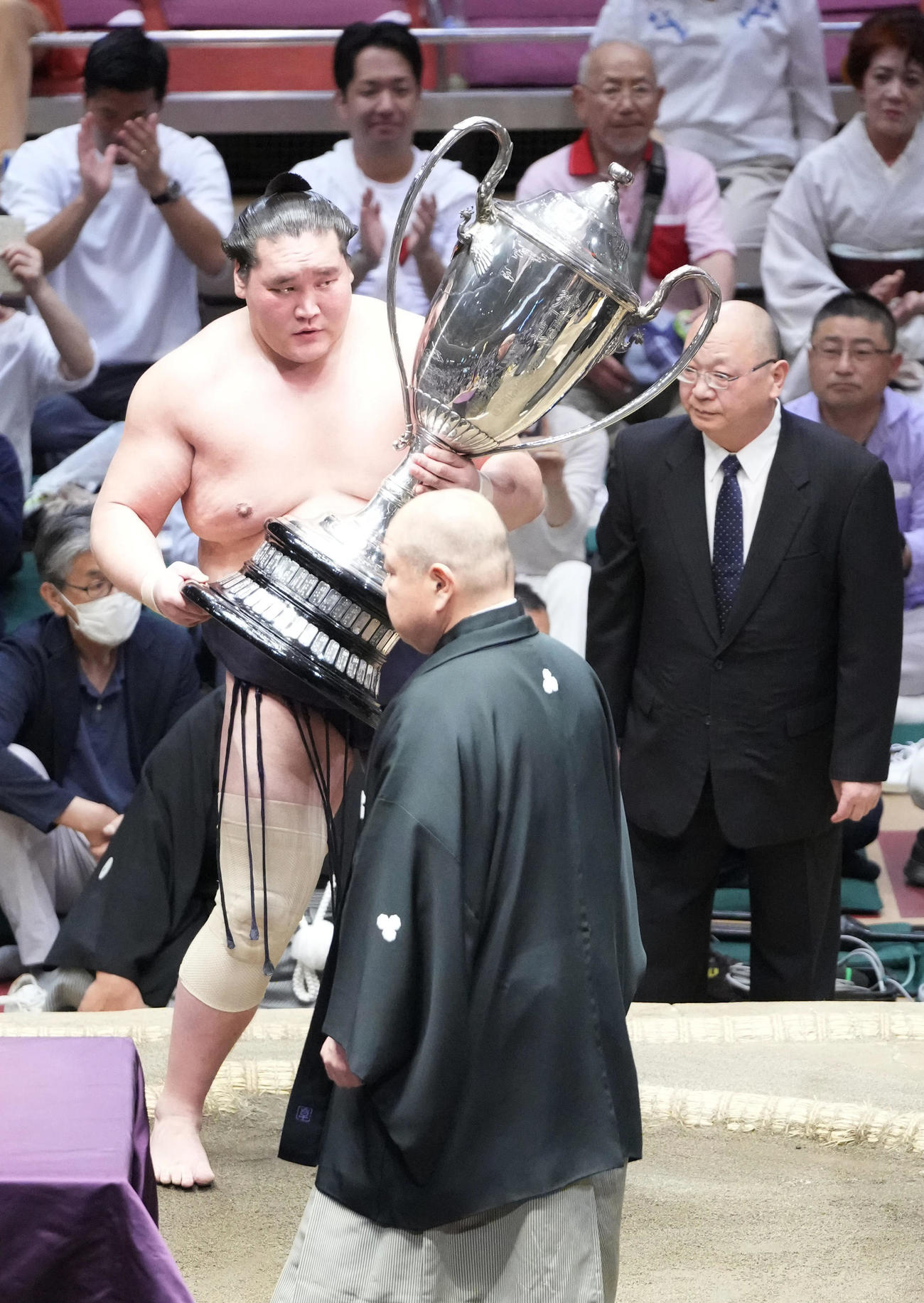 幕内優勝を果たし八角理事長（手前）から賜杯を受け取る照ノ富士（撮影・小沢裕）