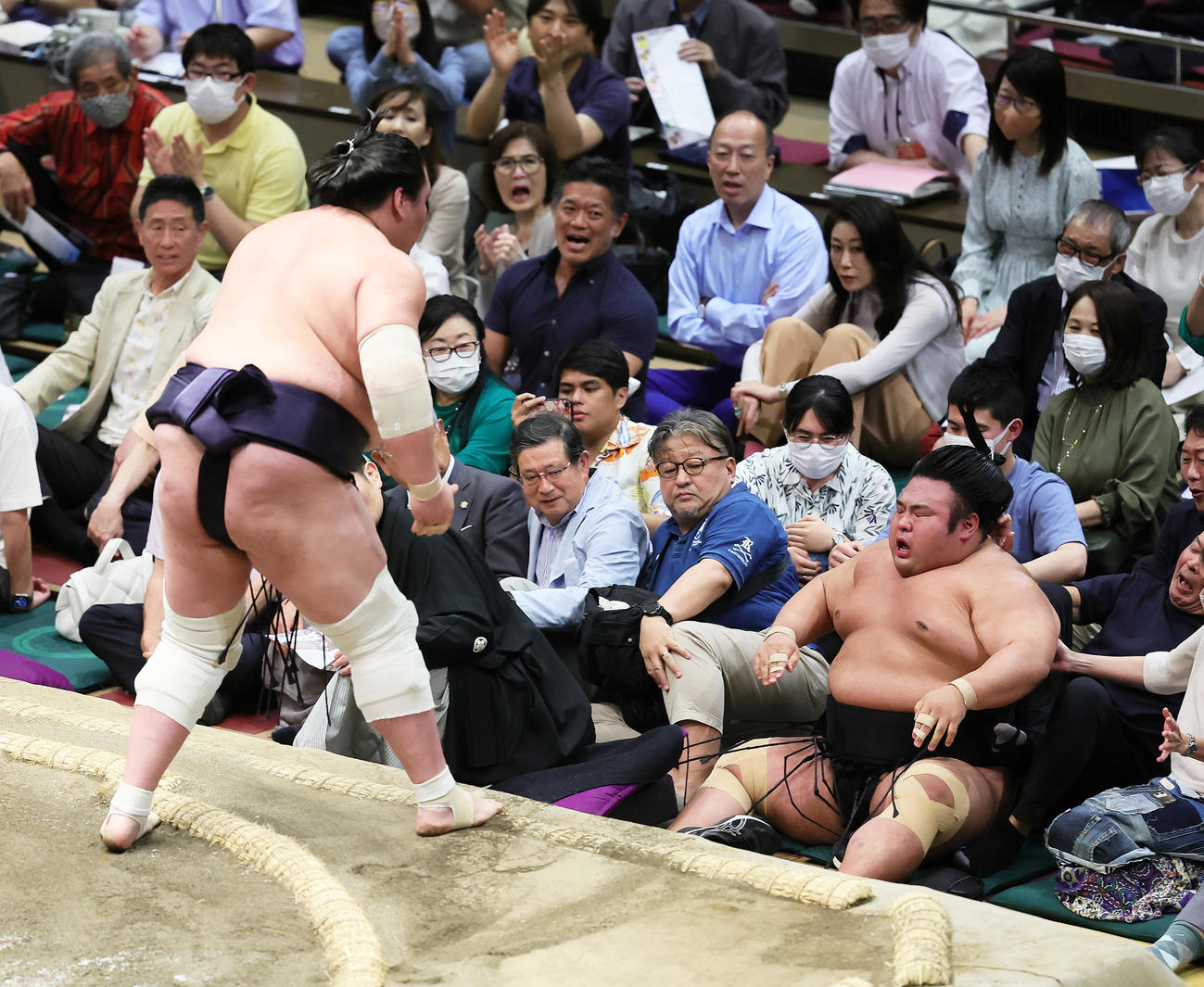 照ノ富士（左）に押し出しで敗れた貴景勝（撮影・足立雅史）