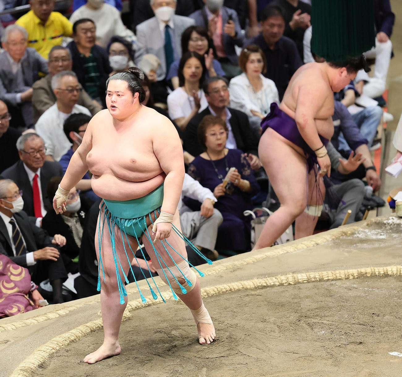 琴ノ若（左）に押し出しで敗れた明生（撮影・足立雅史）