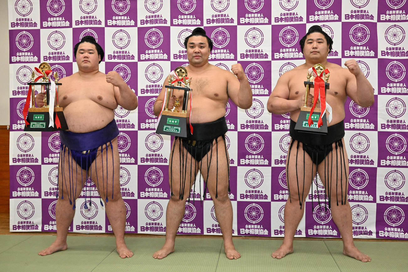 三賞を受賞しガッツポーズする左から殊勲賞の明生、技能賞の霧馬山と若元春（代表撮影）