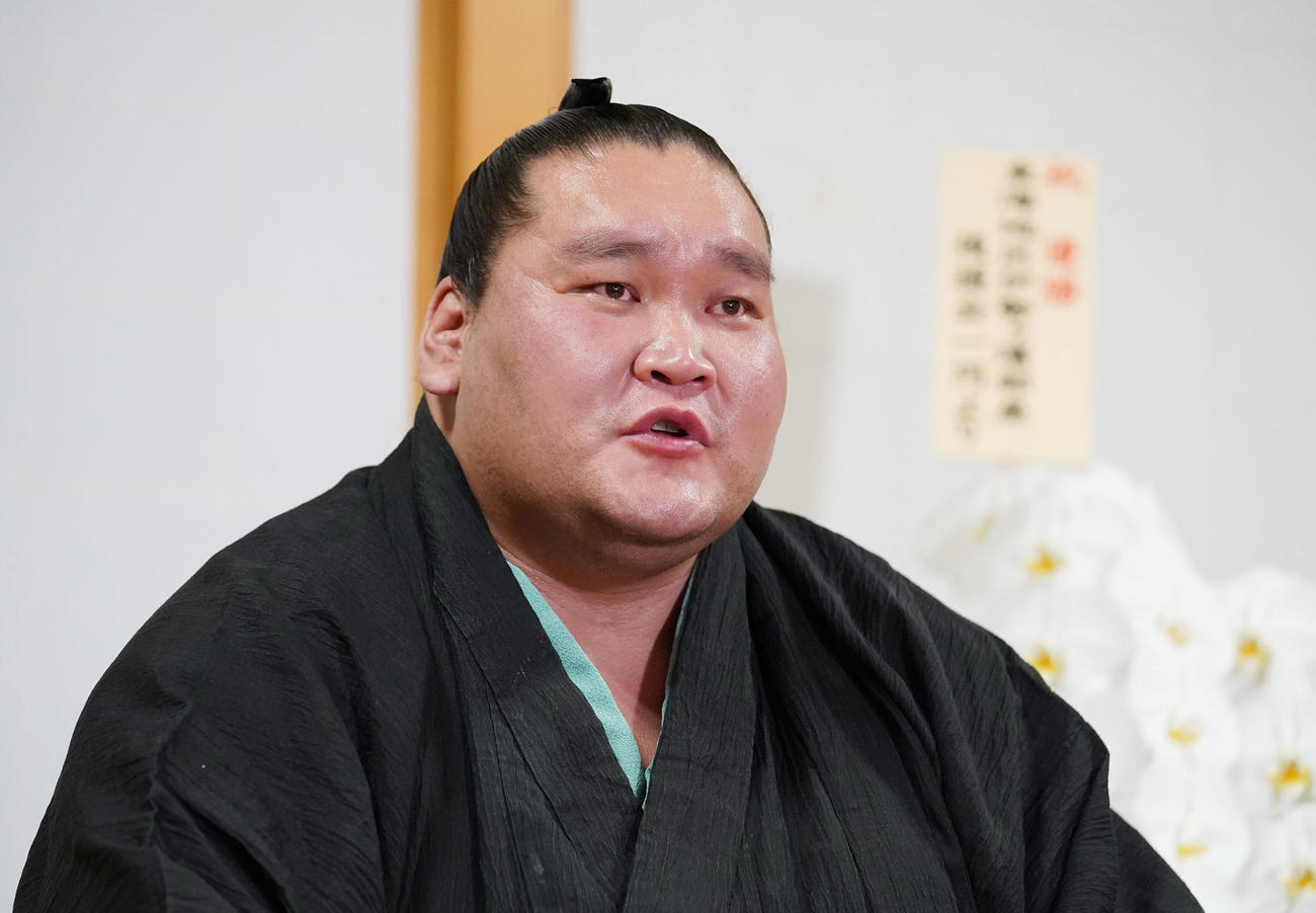 大相撲令和5年夏場所の優勝一夜明け会見に臨む横綱照ノ富士（撮影・小沢裕）