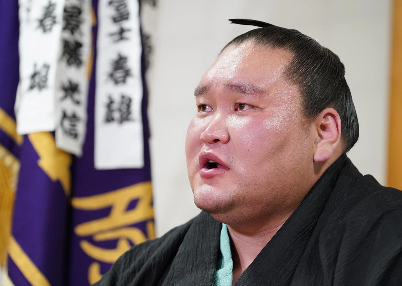 大相撲令和5年夏場所の優勝一夜明け会見に臨む横綱照ノ富士（撮影・小沢裕）