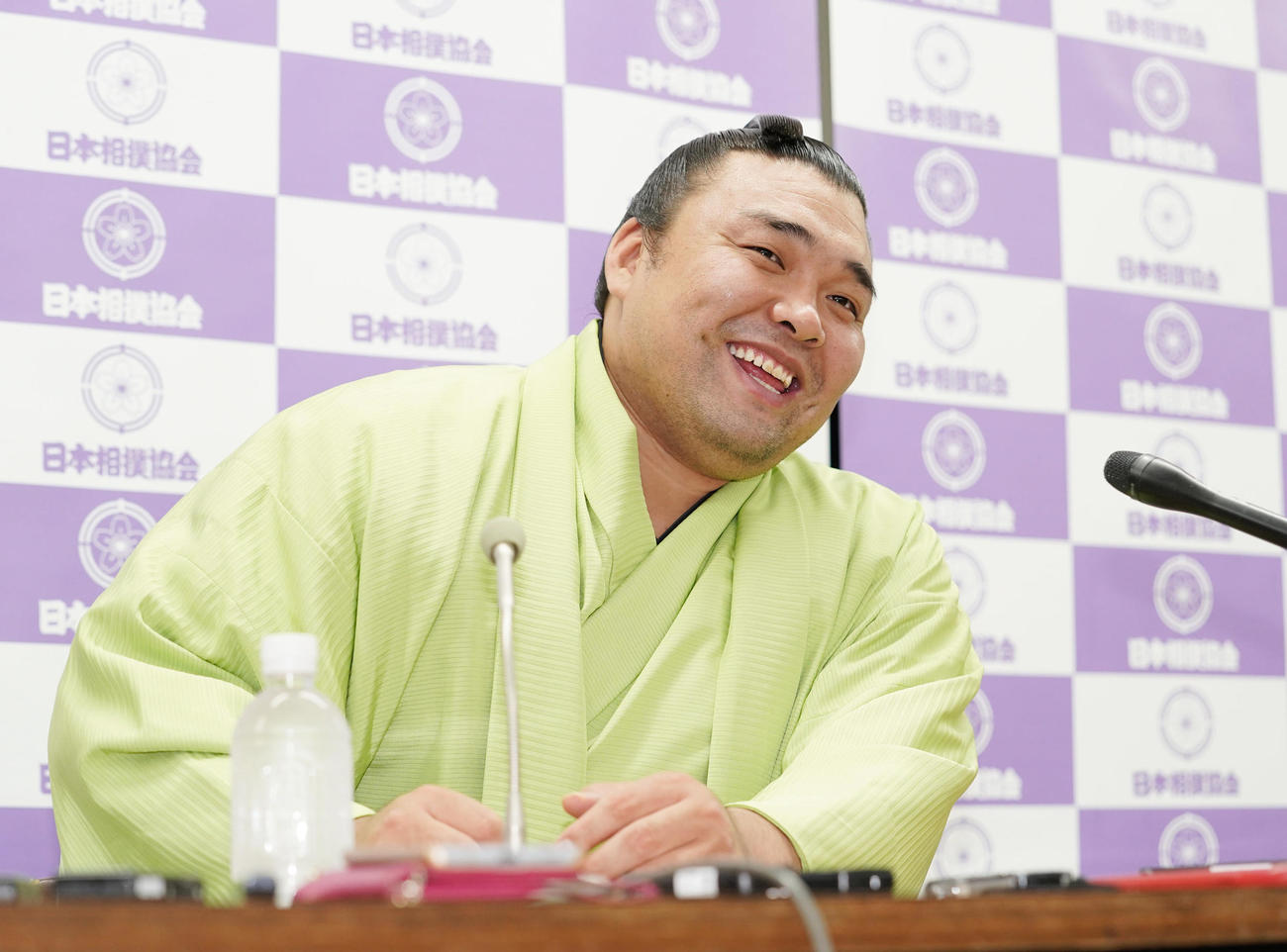 大相撲令和5年夏場所で事実上の大関昇進が決まった霧馬山はあふれんばかりの笑みで一夜明け会見に臨む（撮影・小沢裕）