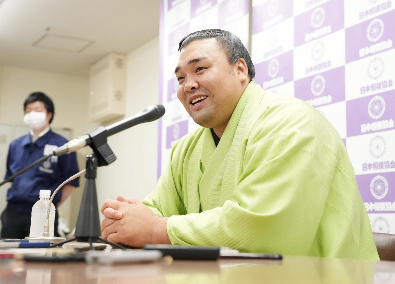 大相撲令和5年夏場所で事実上の大関昇進が決まった霧馬山はあふれんばかりの笑みで一夜明け会見に臨む（撮影・小沢裕）