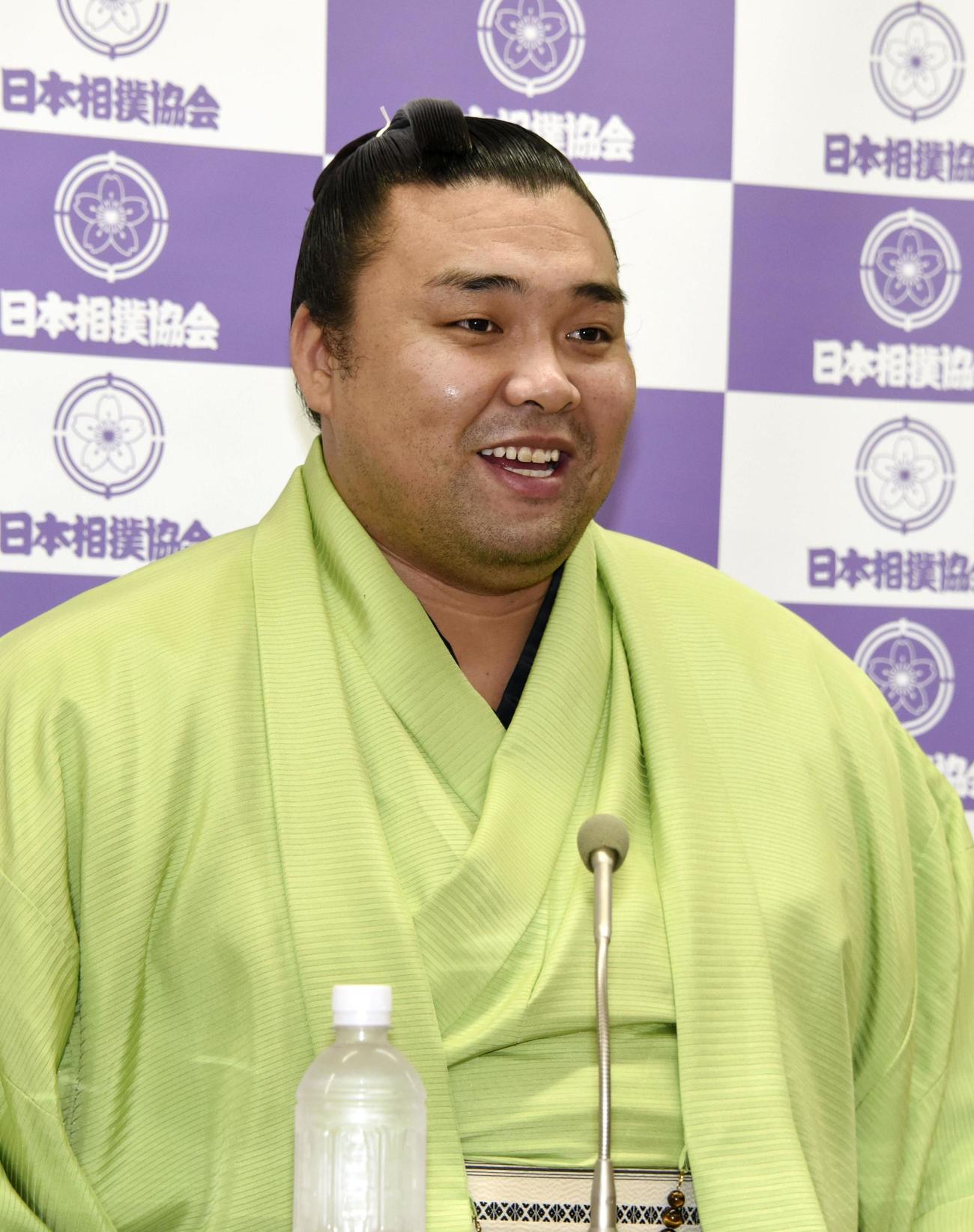 大相撲夏場所千秋楽から一夜明け、記者会見する霧馬山（共同）