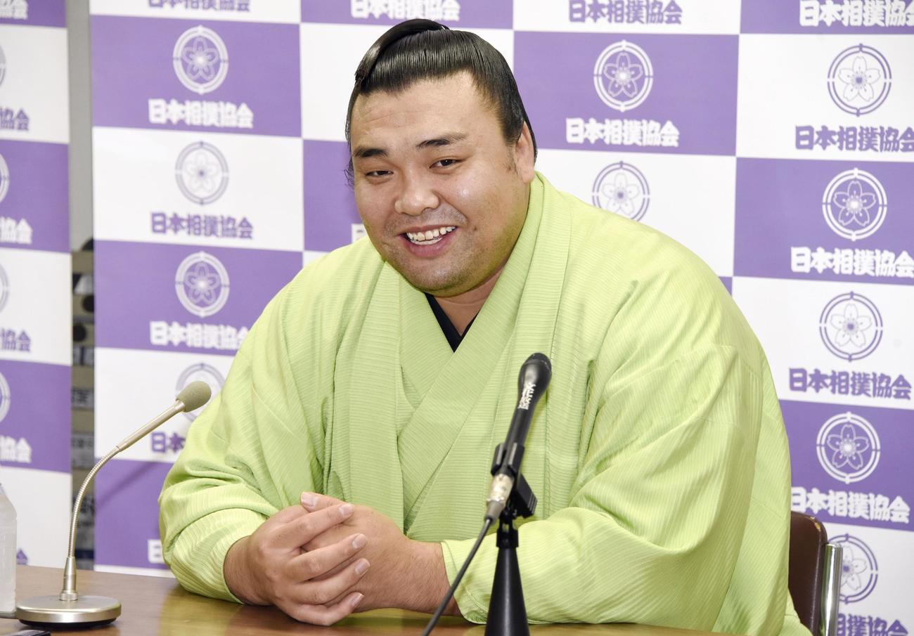 大相撲夏場所千秋楽から一夜明け、記者会見する霧馬山（共同）