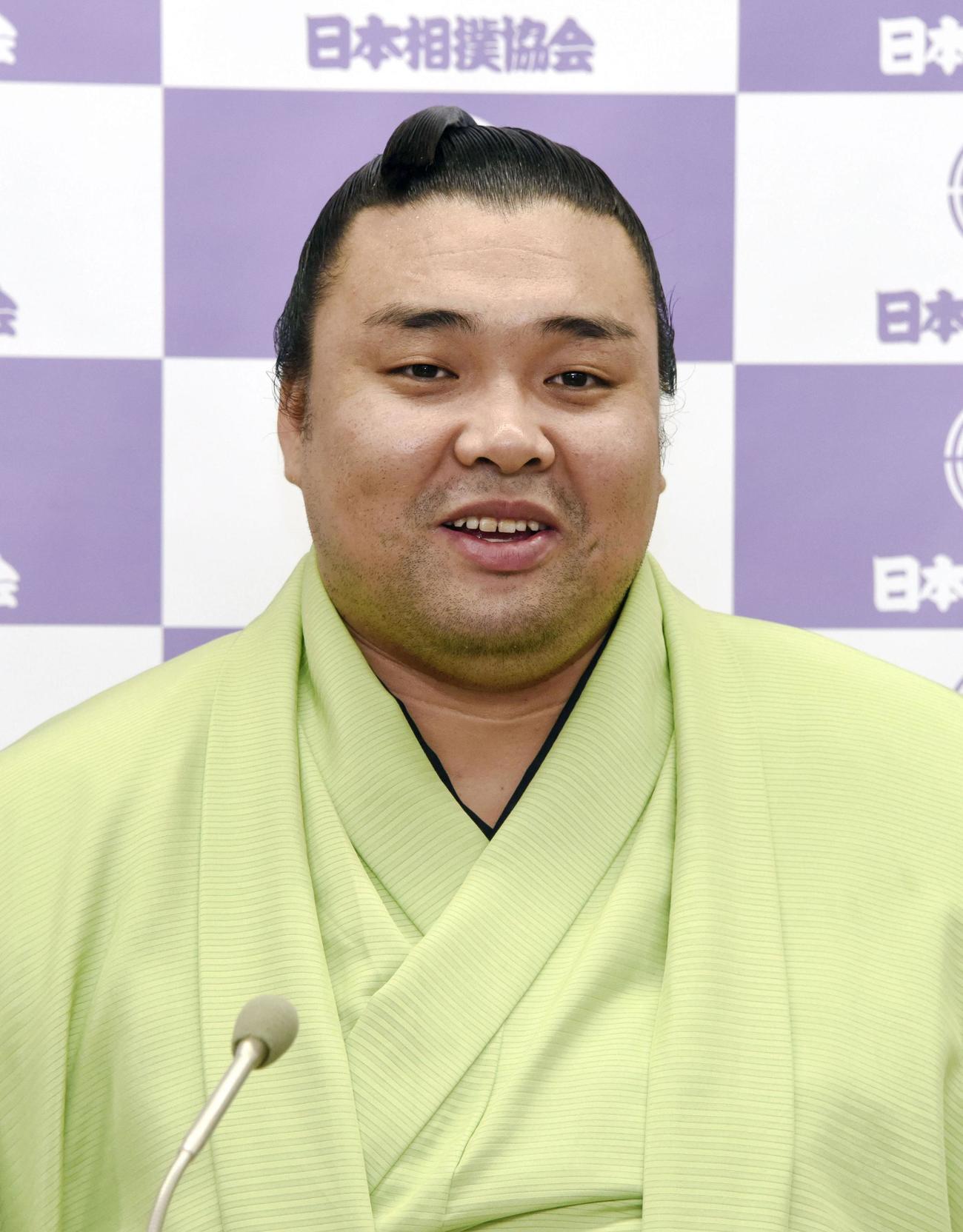 大相撲夏場所千秋楽から一夜明け、記者会見する霧馬山（共同）