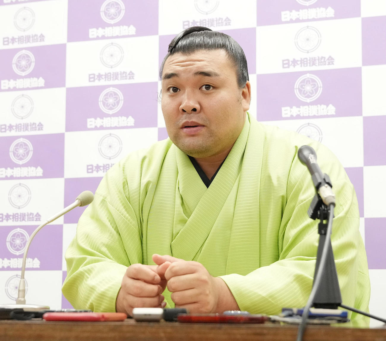 大相撲令和5年夏場所で事実上の大関昇進が決まり一夜明け会見に臨む霧馬山（撮影・小沢裕）