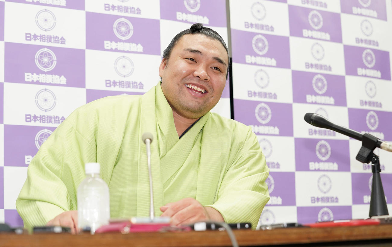 大相撲令和5年夏場所で事実上の大関昇進が決まった霧馬山はあふれんばかりの笑みで一夜明け会見に臨む（撮影・小沢裕）
