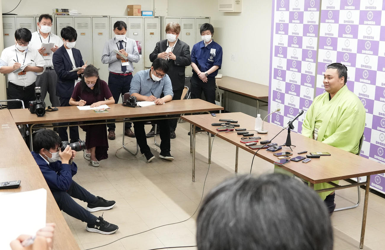 大相撲令和5年夏場所で事実上の大関昇進が決まり一夜明け会見に臨む霧馬山（撮影・小沢裕）