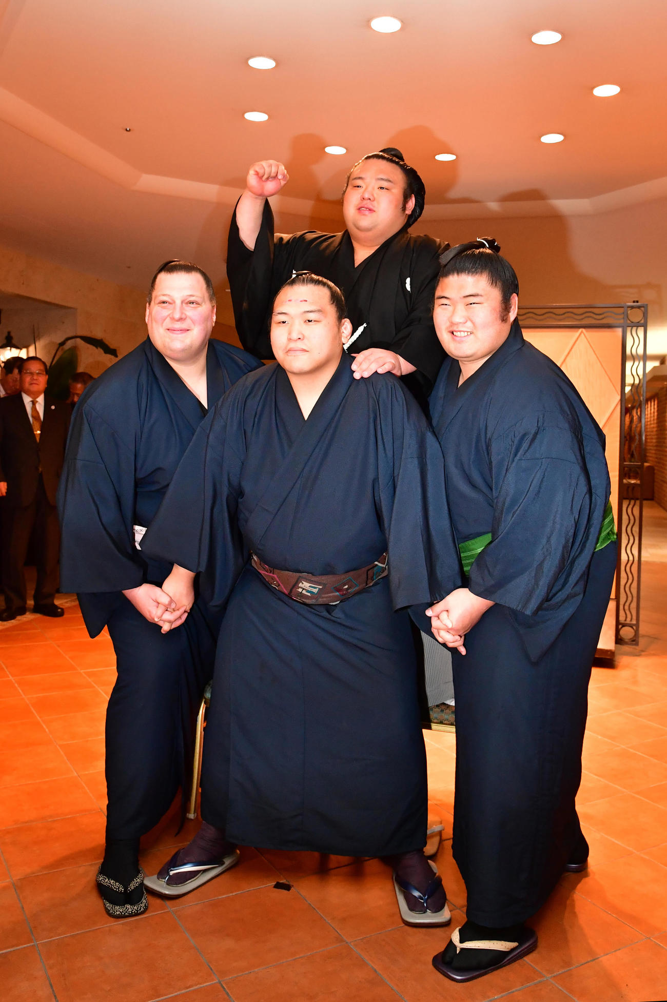 大関昇進の伝達式を終え騎馬で祝いを受ける貴景勝（2019年3月27日撮影）