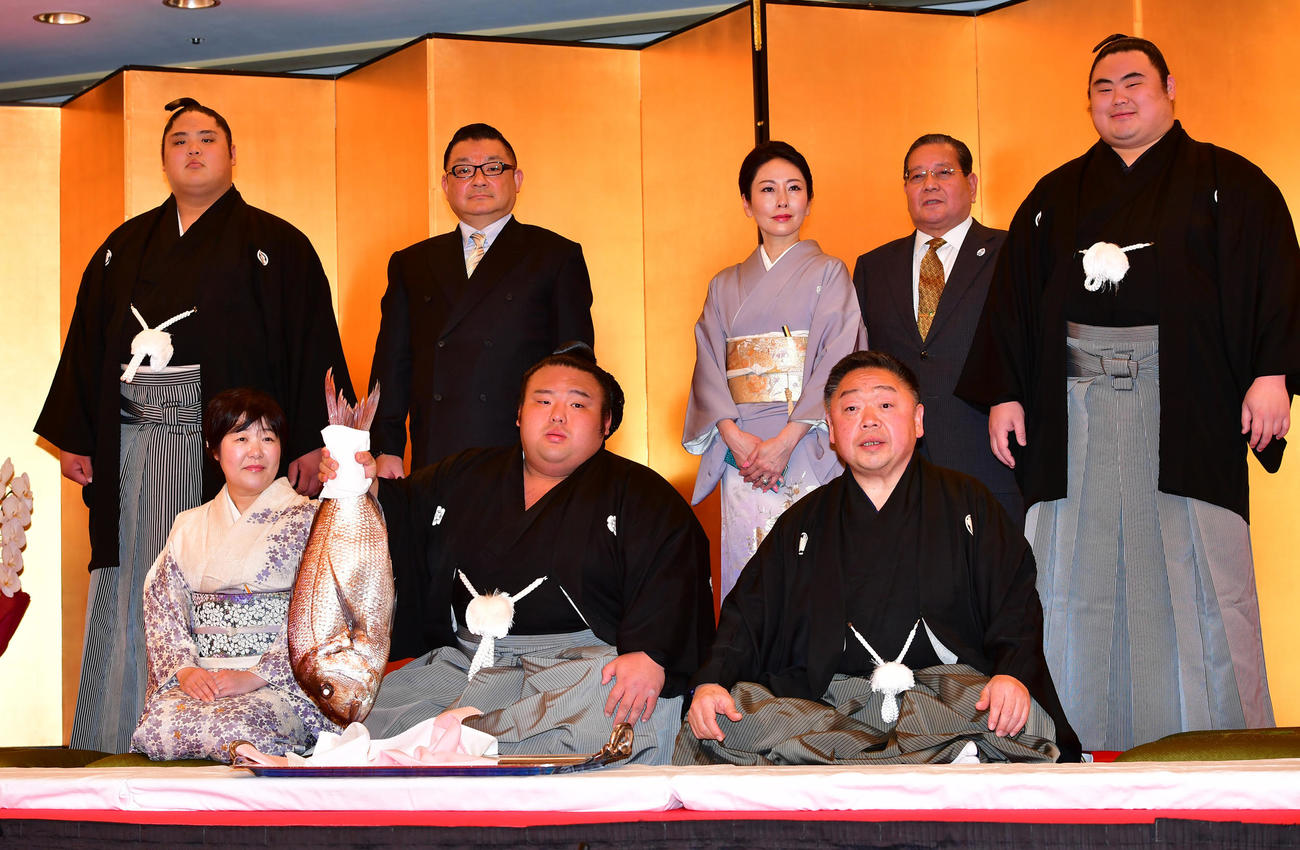 大関昇進の伝達式を終え鯛を手にする貴景勝（2019年3月27日撮影）