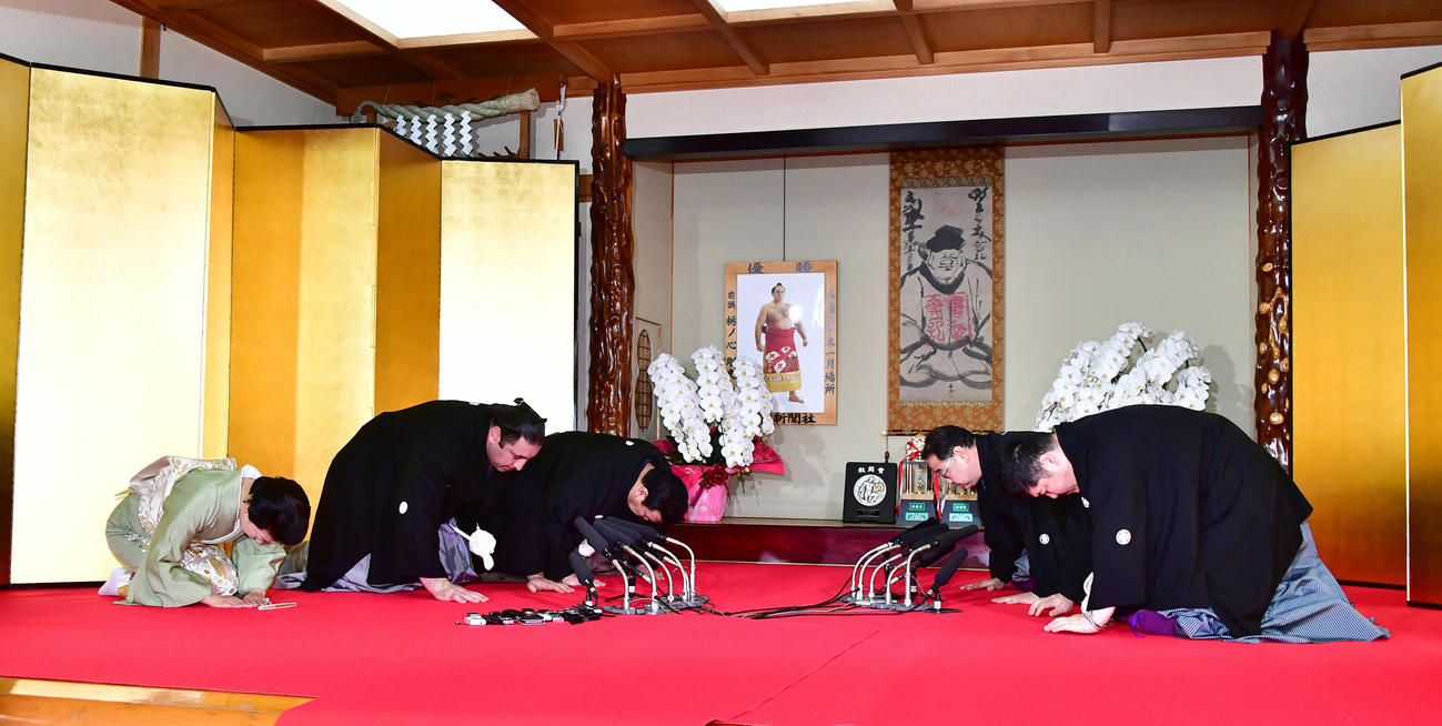 大関昇進伝達式に臨む、左から春日野親方の紀子夫人、栃ノ心、春日野親方、使者の出羽海理事、大鳴戸委員（2018年5月30日撮影）