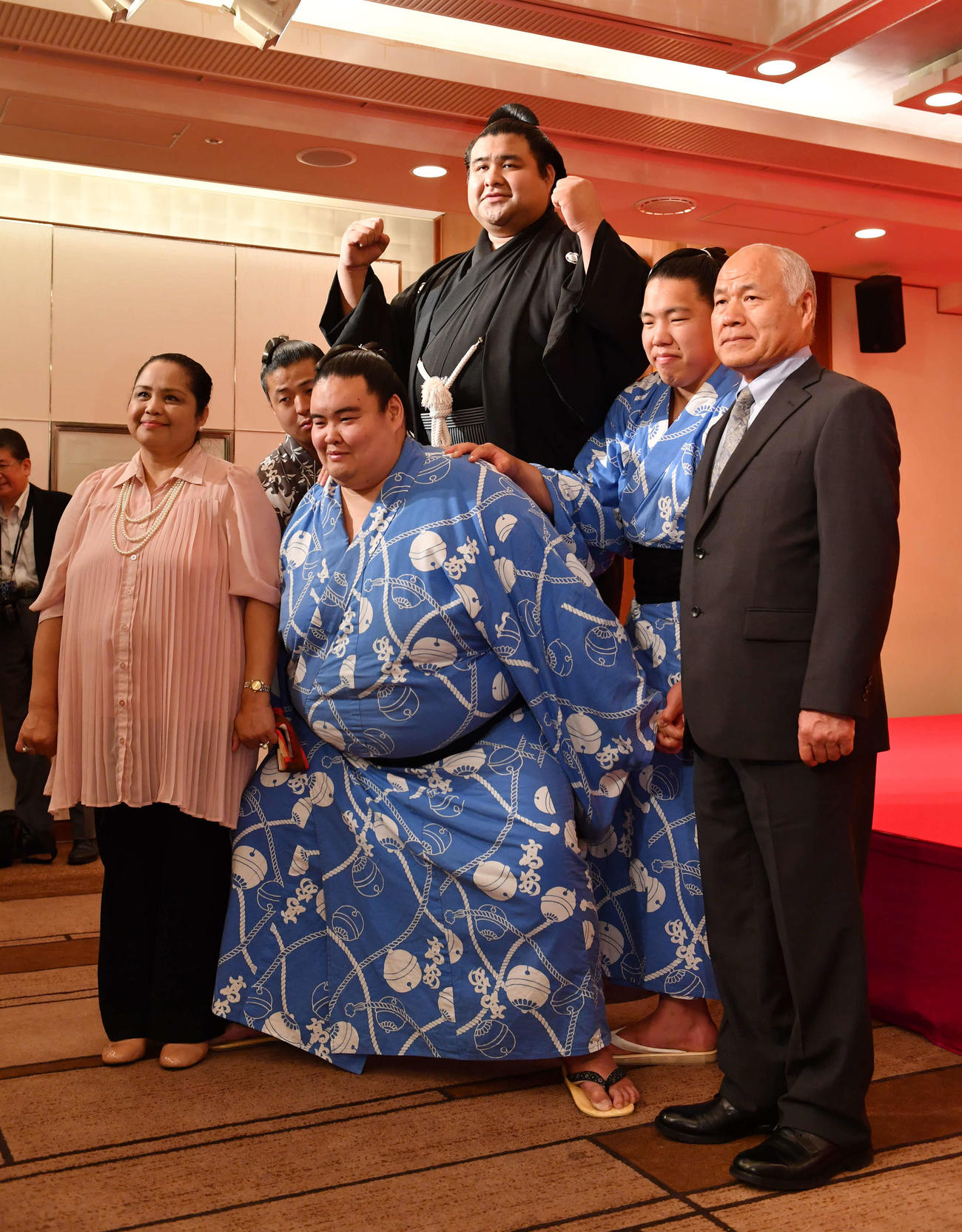 高安(中央)は母ビビリタさん(左)と父栄二さん(右)らと記念撮影する（2017年5月31日撮影）
