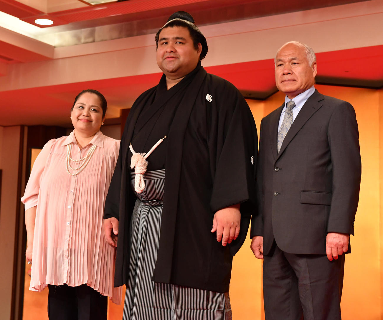 大関昇進伝達式の後、高安は母ビビリタさん、父栄二さんと記念撮影する（2017年5月31日撮影）