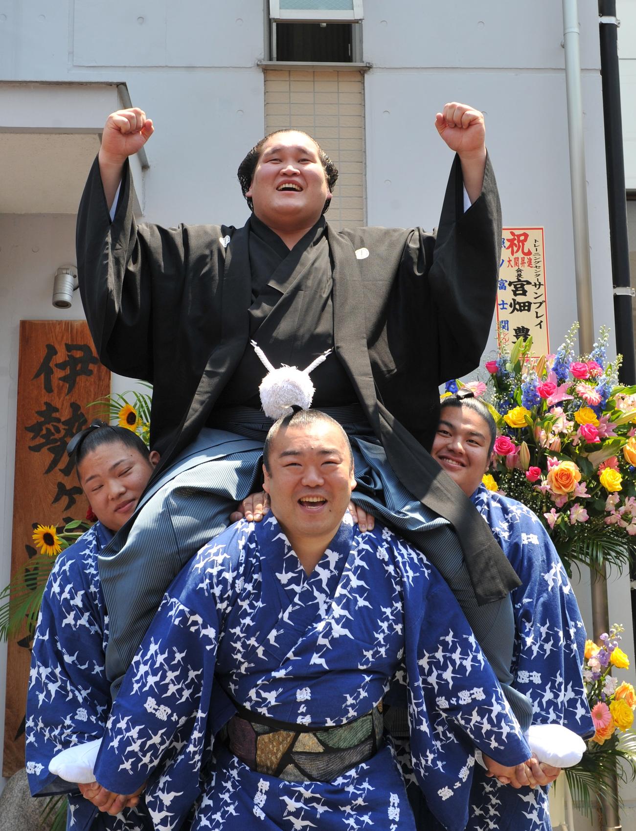 大関昇進を決めた照ノ富士は、騎馬に乗ってガッツポーズ（2015年5月27日撮影）