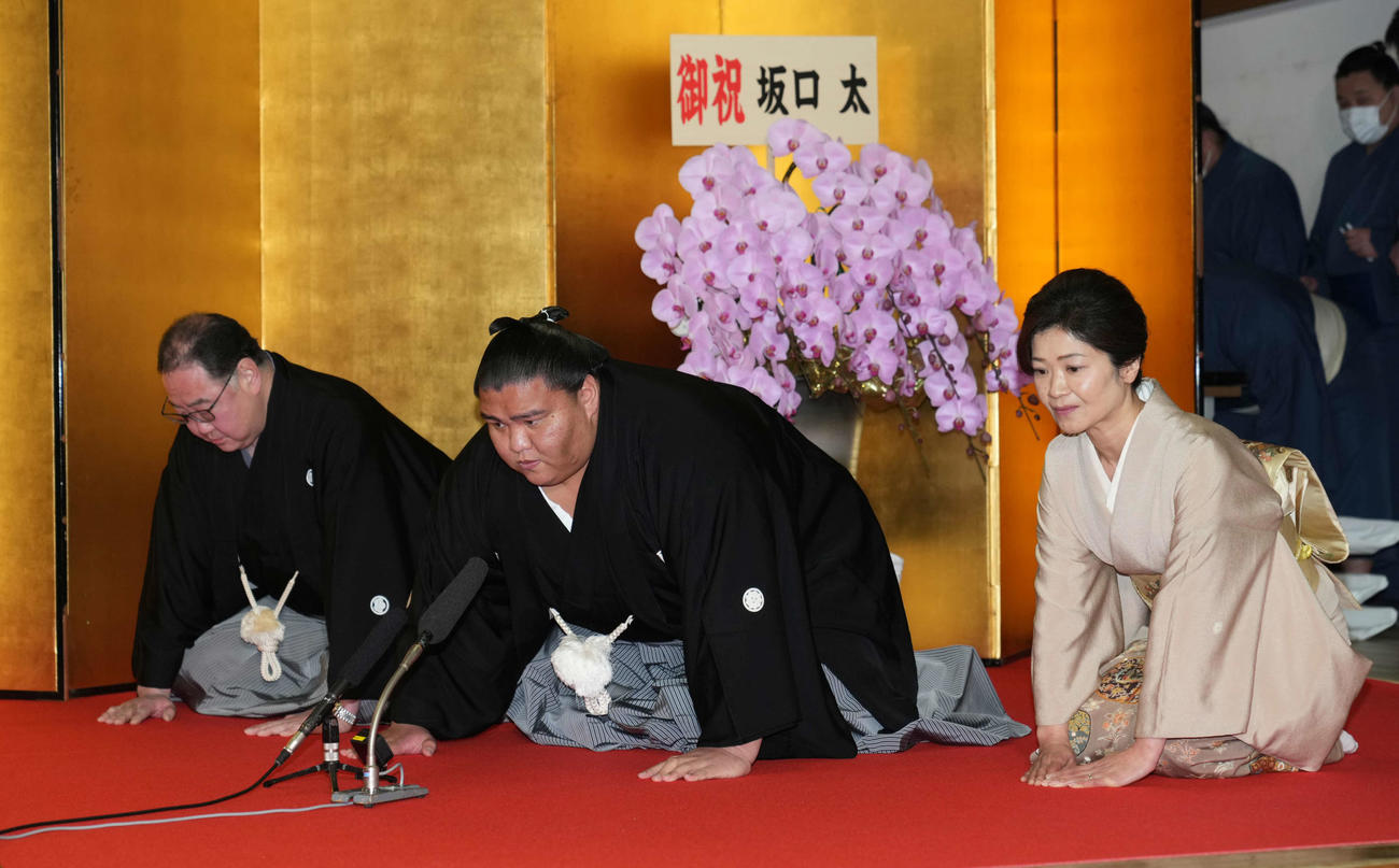 大関昇進の伝達を受け口上を述べる御嶽海（中央）。左は出羽海親方（2022年1月26日撮影）