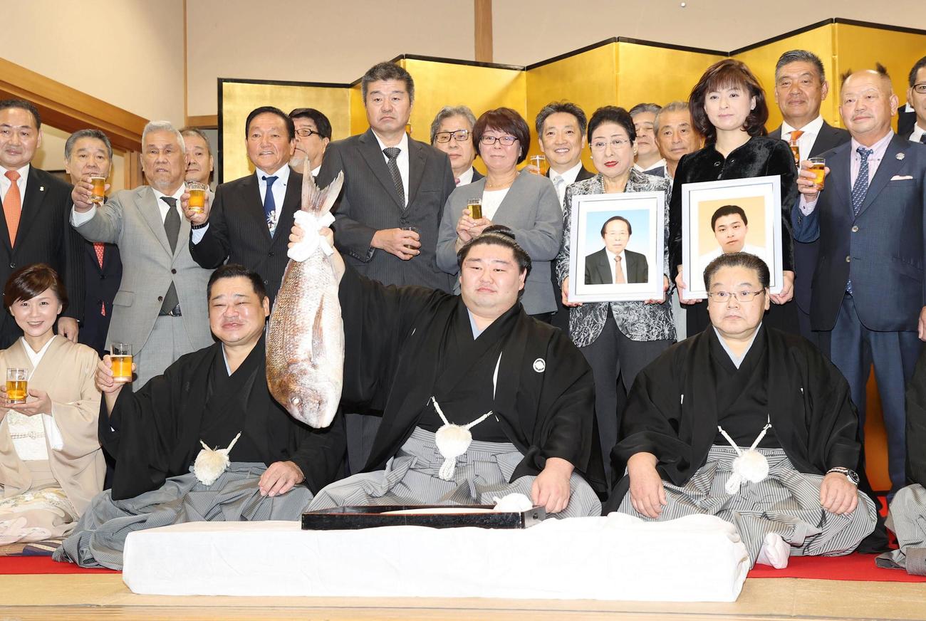 大関昇進の伝達を受け、タイを手に写真に納まる正代。前列左から2人目は枝川親方、右端は日本相撲協会の鏡山理事（2020年9月30日撮影）