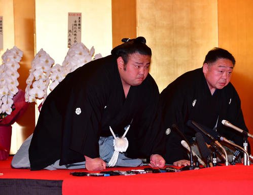 大関昇進の伝達式で口上を述べる貴景勝（左）、右は千賀ノ浦親方（2019年3月27日撮影）