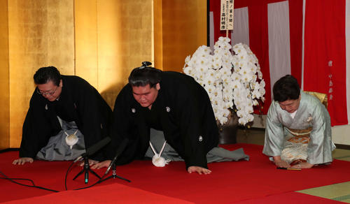 大関再昇進の伝達を受ける照ノ富士（中央）と伊勢ケ浜親方夫妻（2021年3月31日撮影）