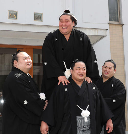 大関再昇進を果たした照ノ富士（上）は部屋の関取衆から祝福される。左から宝富士、翠富士、錦富士（2021年3月31日撮影）