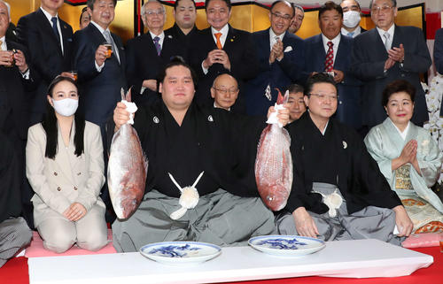 大関再昇進を果たした照ノ富士（左から2人目）は伊勢ケ浜親方夫妻らと記念撮影。左はツェグメド・ドルジハンド夫人（2021年3月31日撮影）