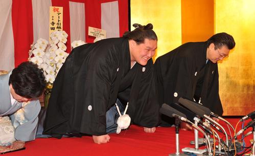 大関昇進に笑顔の照ノ富士（中央）。左から淳子夫人、1人おいて伊勢ケ浜親方（2015年5月27日撮影）