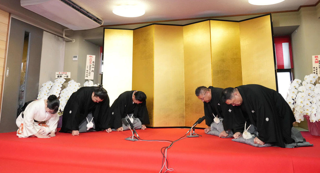 大関昇進伝達式に臨む、左から陸奥親方夫人、口上を述べる霧馬山、陸奥親方、使者の伊勢ノ海理事、枝川審判委員（撮影・小沢裕）