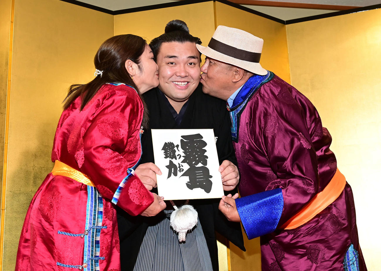 「霧島」に改名する霧馬山。大関昇進伝達式に駆けつけた母エンフゲレルさん（左）父ビャンブチュルンさんのキスに笑顔（撮影・小沢裕）