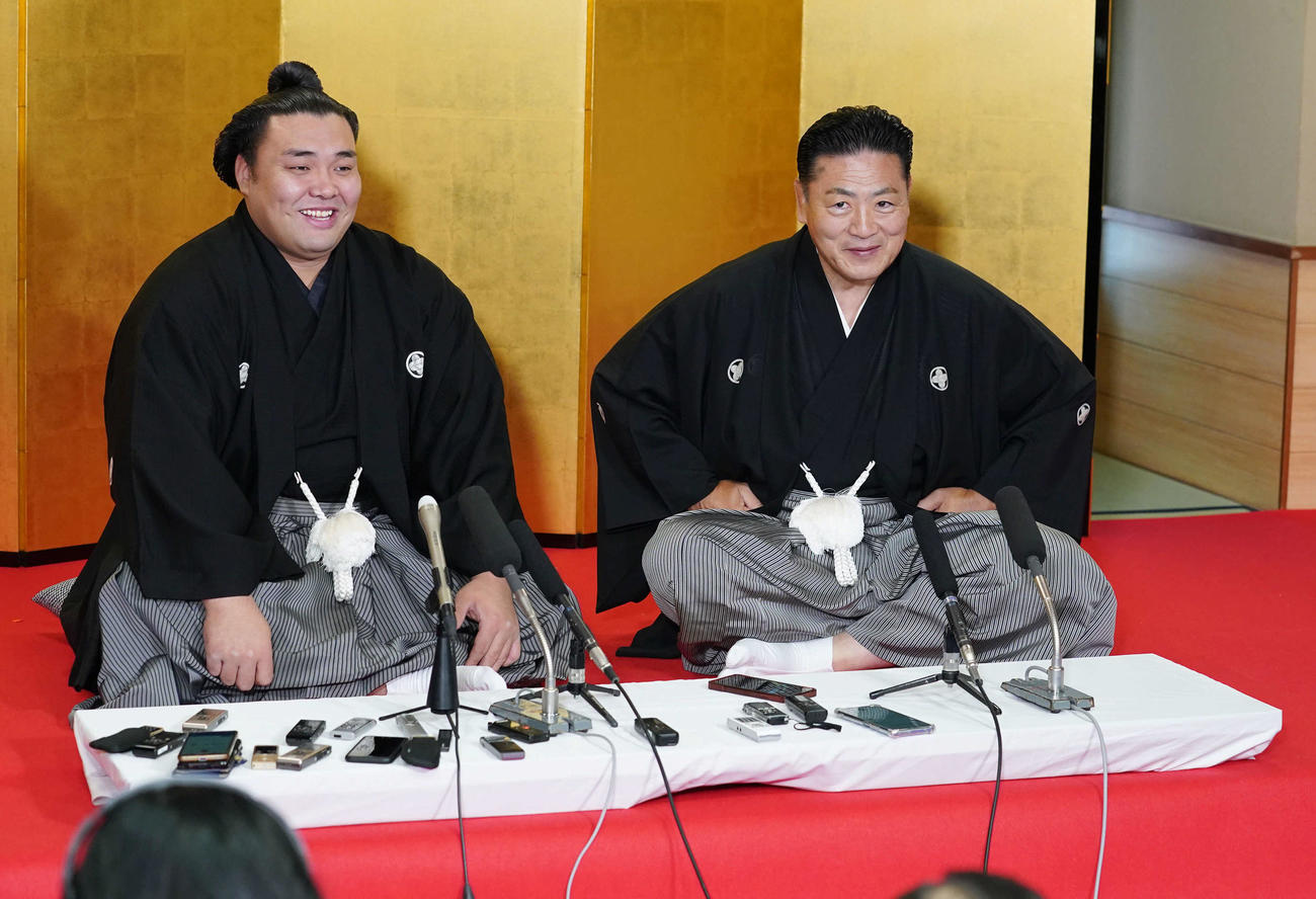 大関昇進伝達式を終え記者会見に臨む霧馬山（左）と師匠の陸奥親方（元大関霧島）（撮影・小沢裕）
