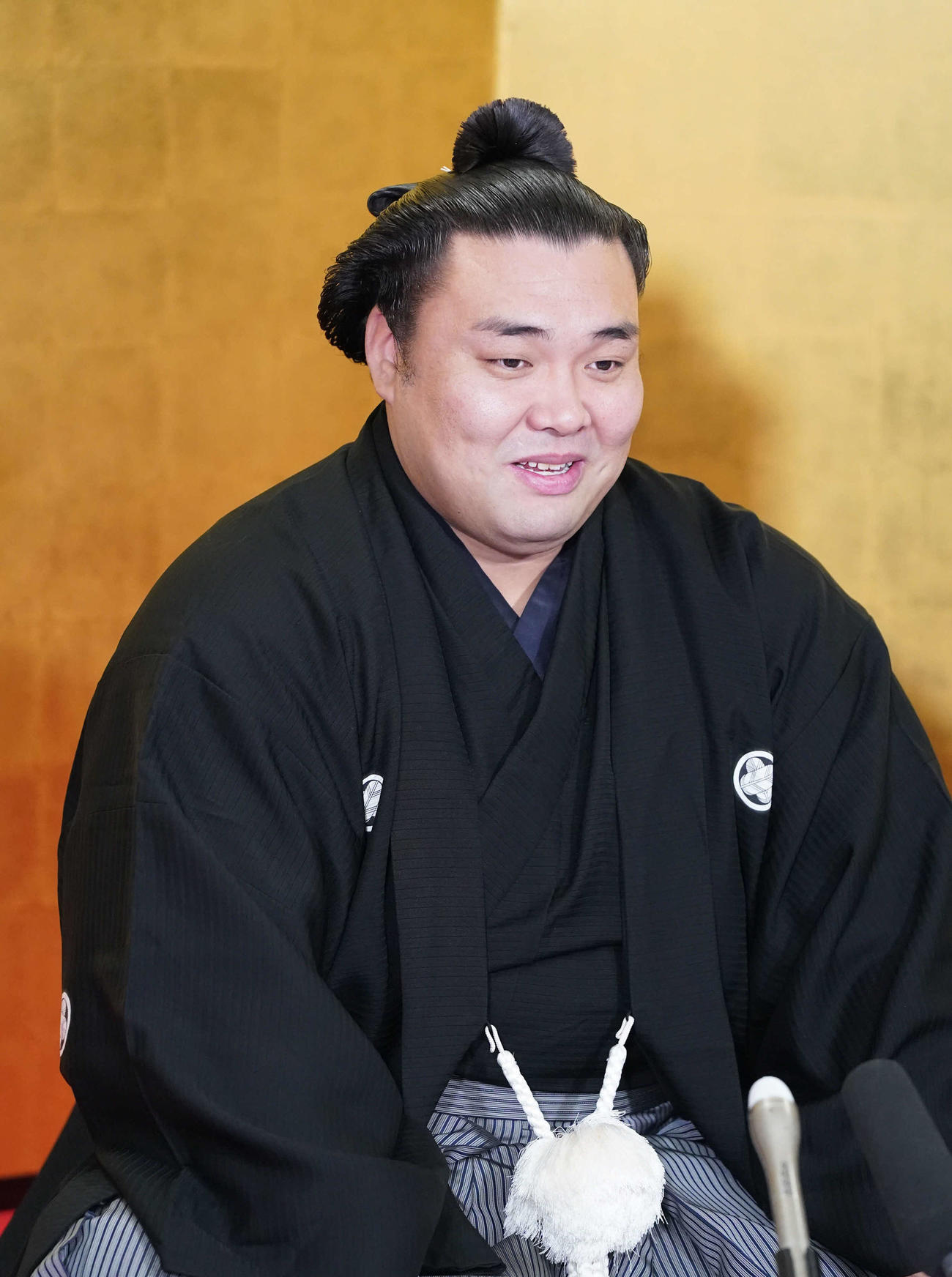 大関昇進伝達式を終え記者会見に臨む霧馬山（撮影・小沢裕）