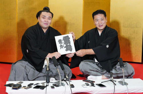 鶴竜親方、引退相撲に花添える新大関霧馬山改め霧島に感慨「有言実行し
