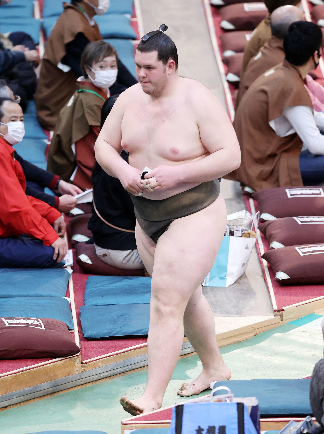 土俵を引き揚げる獅司（2022年3月14日）