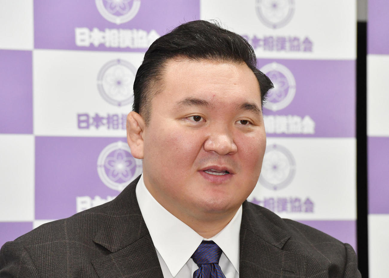 川副の新十両昇進会見に同席する師匠の宮城野親方（元横綱白鵬）