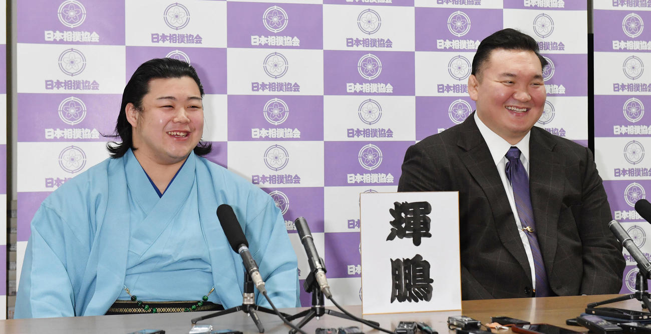 新十両昇進会見に臨んだ川副は「輝鵬」と改名を発表する。右は師匠の宮城野親方（元横綱白鵬）