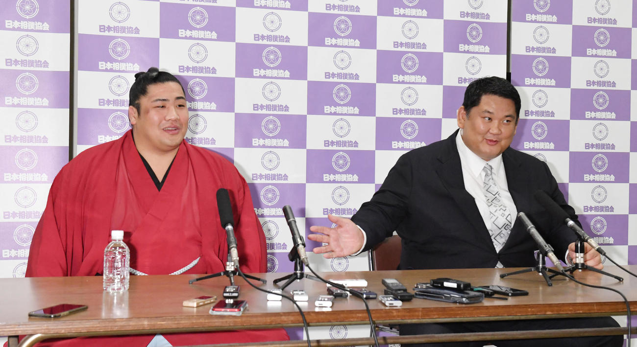 新十両昇進会見に臨む勇磨。右は師匠の阿武松親方