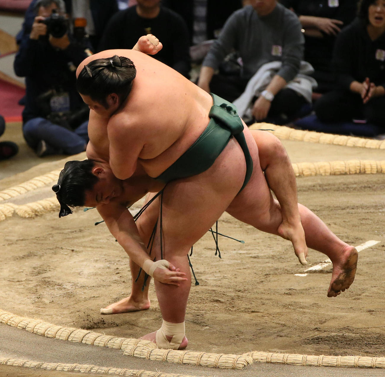 26年ぶりの珍手「三所攻め」で、錦木（手前）を破る石浦（2019年11月17日撮影）