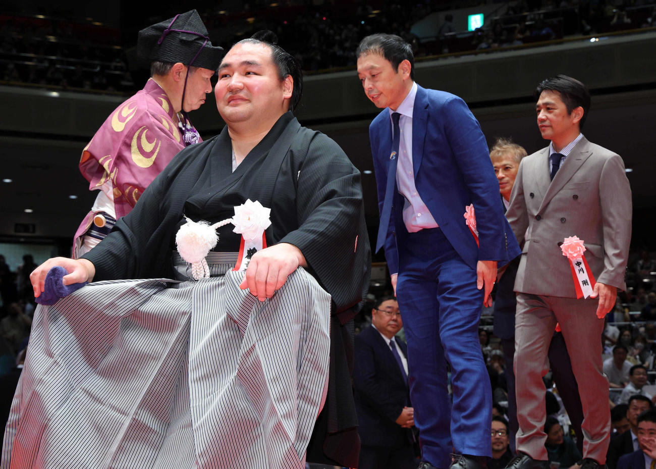 鶴竜の断髪式に出席した中川家の礼二（左から3人目）と剛（右）（代表撮影）