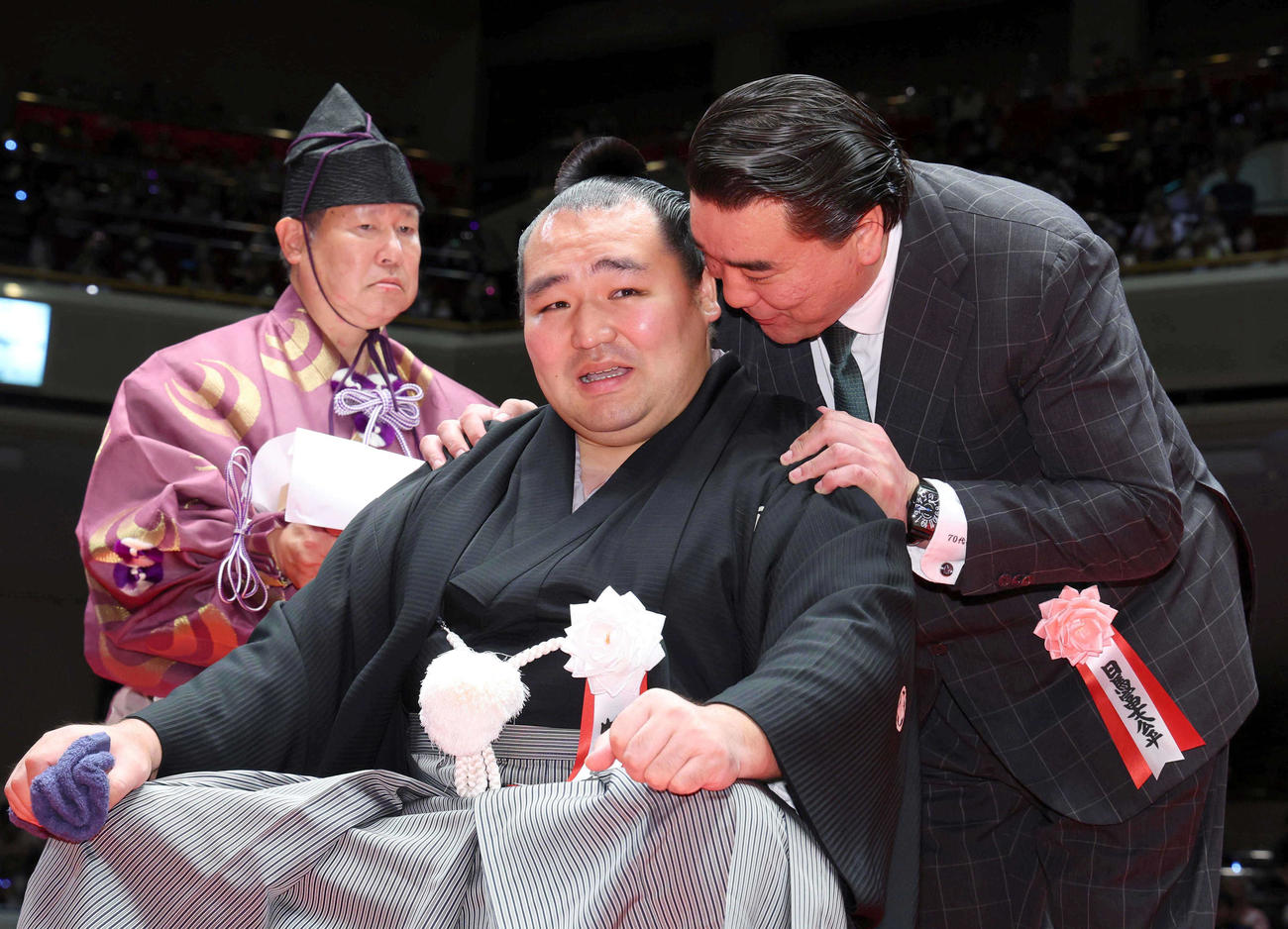 元横綱日馬富士のダワーニャム・ビャンバドルジ氏（右）から言葉をかけられる鶴竜（代表撮影）