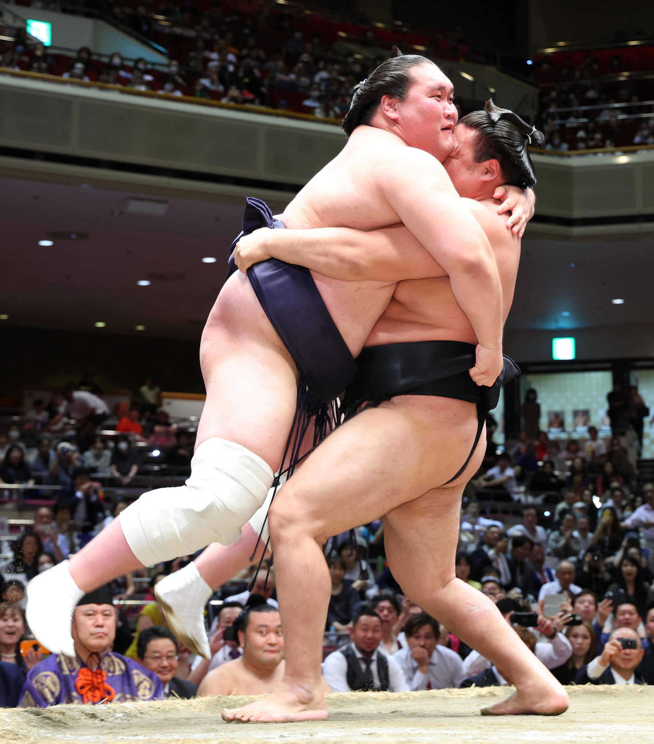 照ノ富士（左）を持ち上げる霧島（代表撮影）