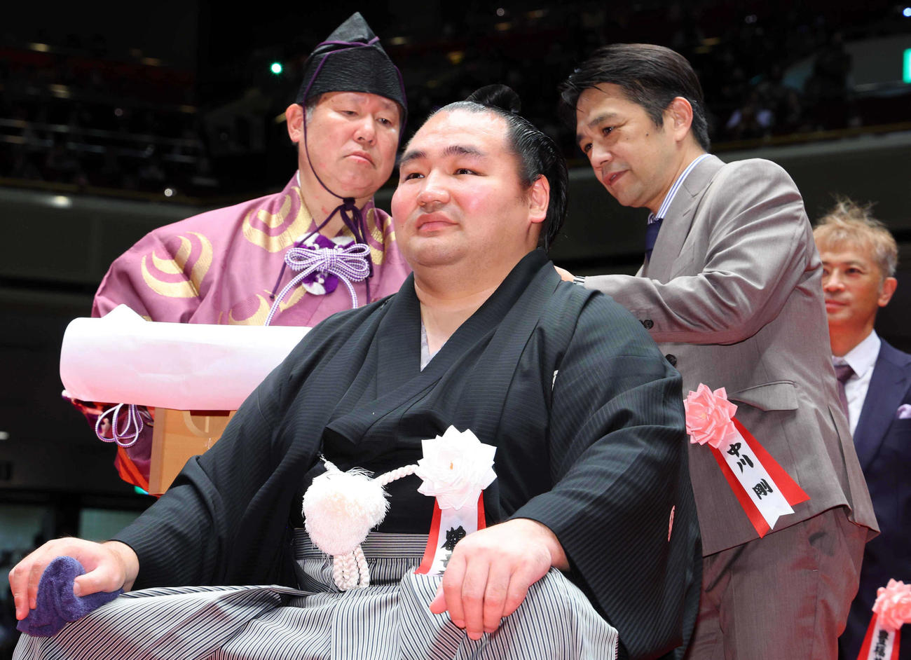 鶴竜の断髪式に出席した中川家の剛（右）（代表撮影）