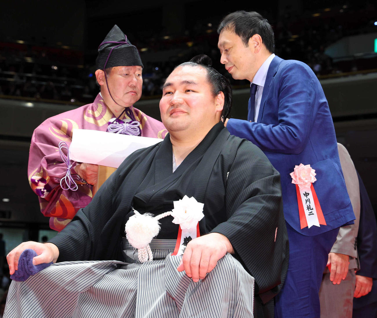 鶴竜の断髪式に出席した中川家の礼二（右）（代表撮影）