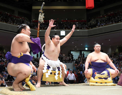 元横綱鶴竜が最後の土俵入りで雲竜型を披露 太刀持ちに霧馬山改め新