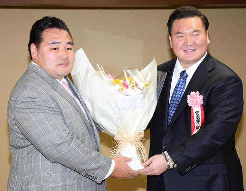 元横綱鶴竜が最後の土俵入りで雲竜型を披露 太刀持ちに霧馬山改め新