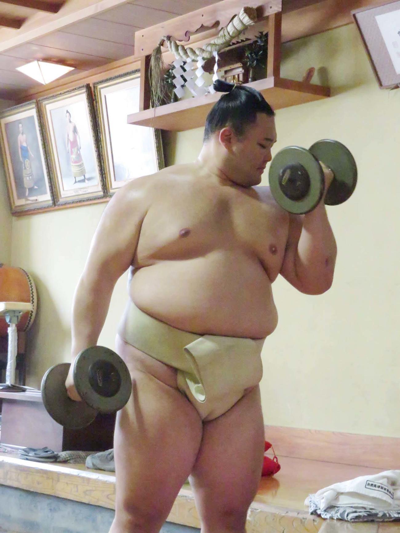 名古屋場所に向けた稽古を開始し、ダンベルを使って筋力強化に努めた朝乃山