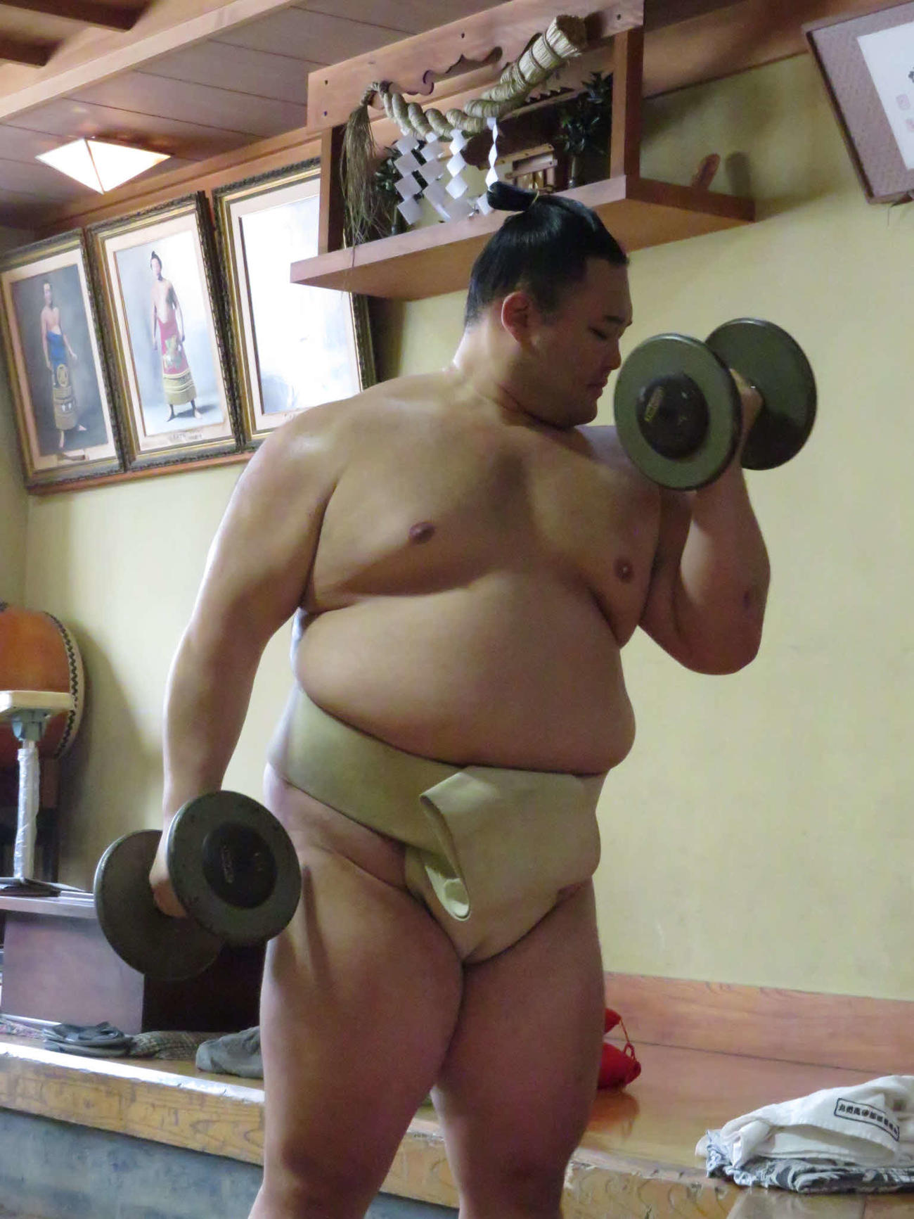 ダンベルを使って筋力強化に努めた朝乃山