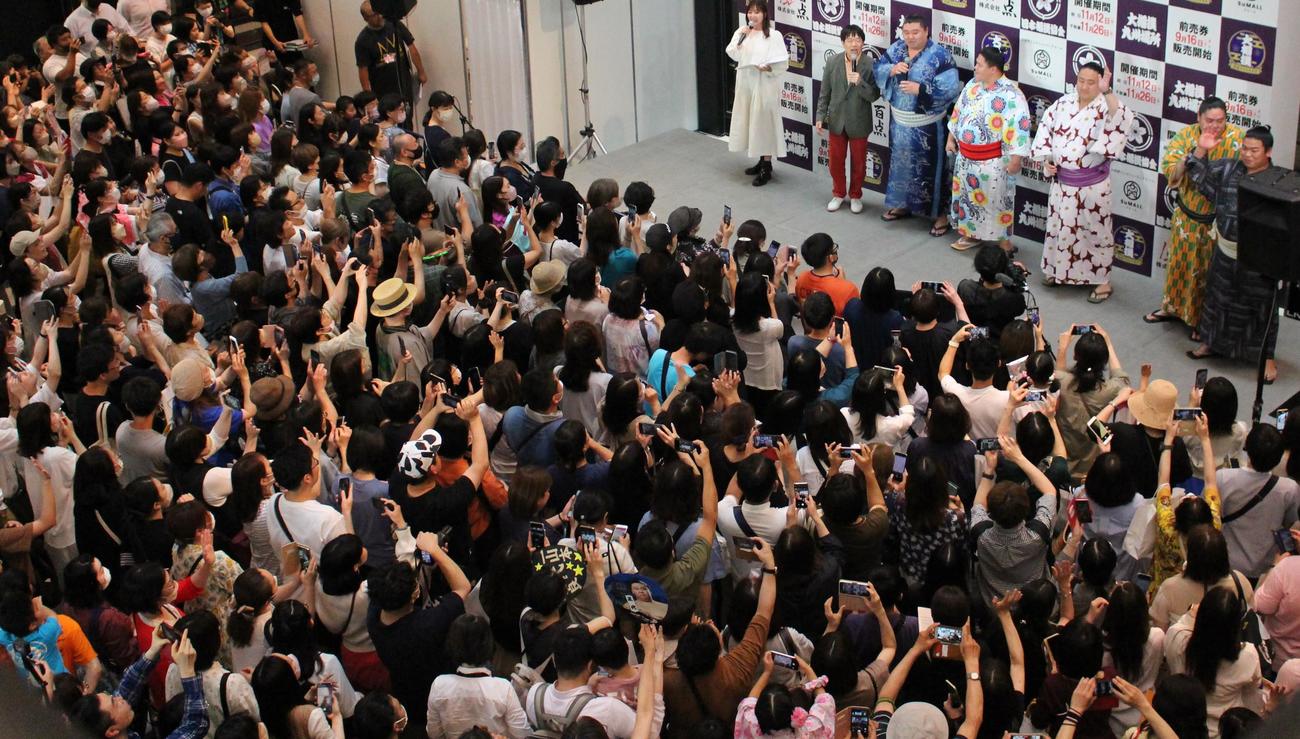 腹タッチ会イベントには大勢の大相撲ファンが集まった（撮影・菊川光一）